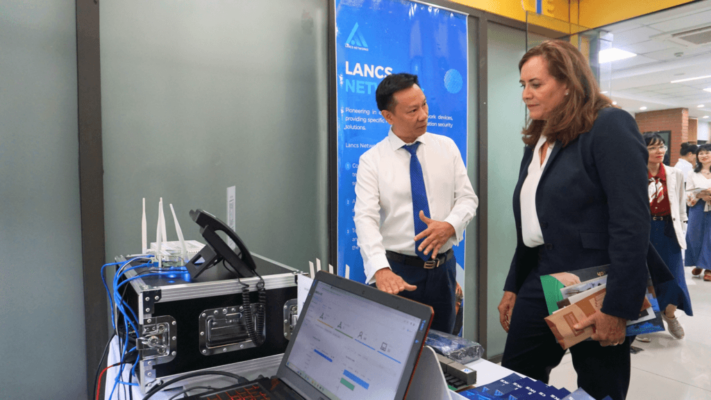 Lancs Networks gop mat trong le khai truong Trung tam hop tac khoi nghiep ve bien doi khi hau tai Hoc vien Cong nghe Buu chinh Vien thong 1