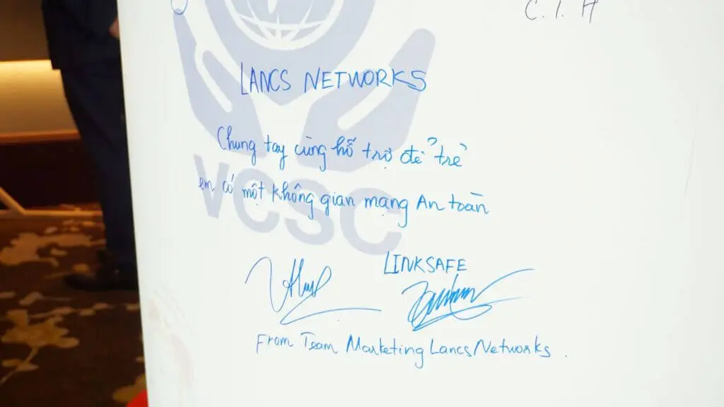 Lancs Networks viết tâm nguyện Bảo vệ trẻ em tại trụ ghi nhớ của Hội thảo