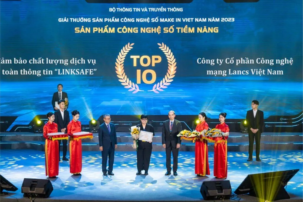 Bà Nguyễn Thị Mỹ Linh, Phó giám đốc Công nghệ Lancs Networks (đứng giữa) đại diện nhận giấy chứng nhận