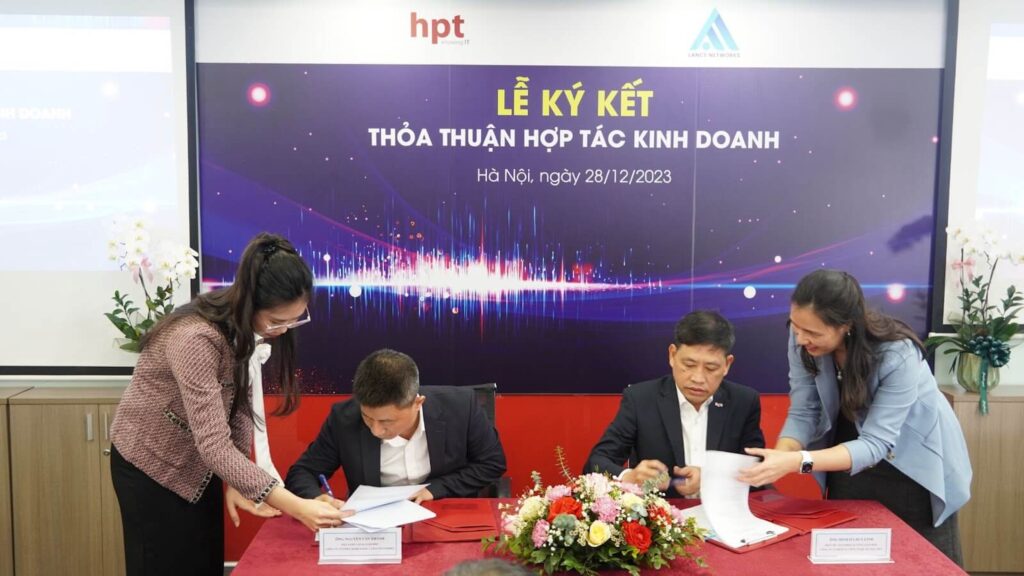 Ông Nguyễn Văn Thành - Nhà sáng lập, Giám đốc Lancs Networks (bên trái) và ông Đinh Hà Duy Linh - Phó Chủ tịch Hội đồng quản trị kiêm Tổng Giám đốc HPT Vietnam Corporation (bên phải) ký kết Biên bản thỏa thuận Hợp tác kinh doanh