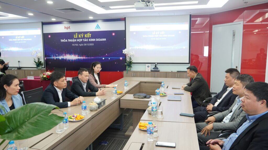 Đại diện Lancs Networks (bên phải) và Đại diện HPT Vietnam Corporation (bên trái) 
trao đổi tích cực về vấn đề hợp tác