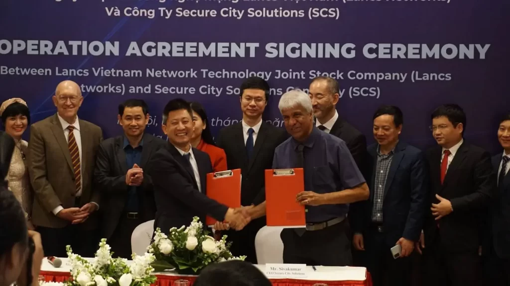 Nhà sáng lập, Giám đốc Lancs Networks Nguyễn Văn Thành và 
CEO SCS (Canada) Sivakumar ký kết thoả thuận hợp tác