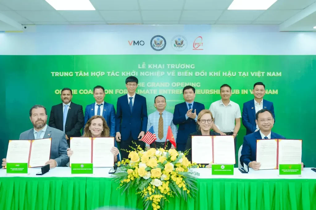 Representatives from United States Department of State PTIT VMO Holdings signed a cooperation agreement and opened CCE Hub